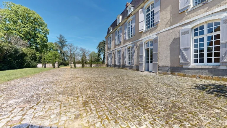 04-cour-honneur-la-templerie-la-fleche-213620.webp