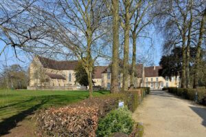 Vue de l'abbatiale et des bâtiments conventuels de l'Abbaye de l'Épau près du Mans