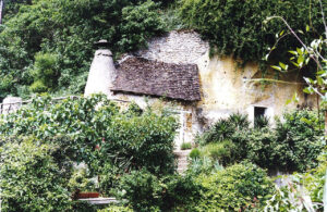 Habitation troglodyte creusée dans le tuffeau à Trôo, village de la Vallée du Loir
