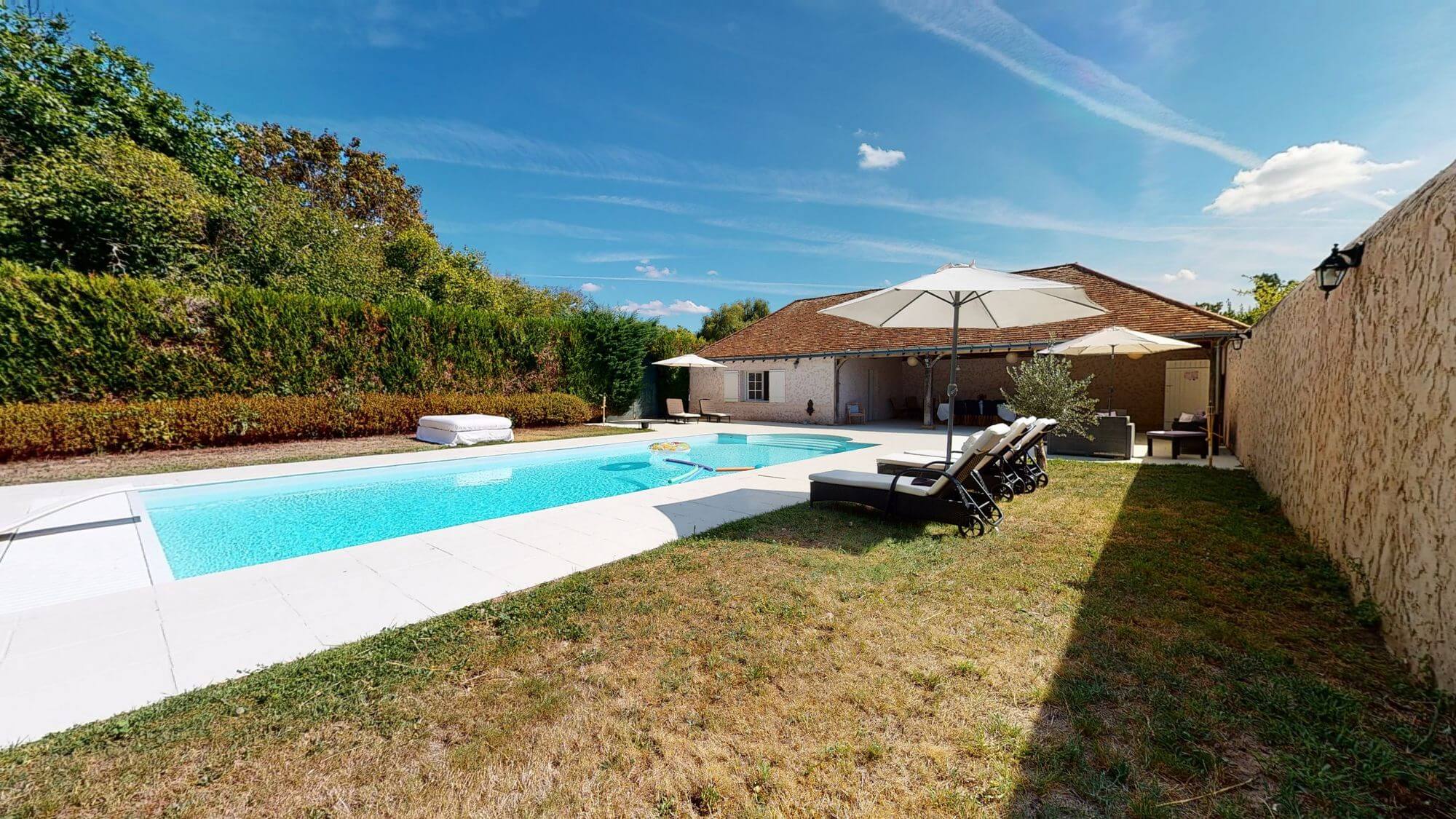 Bed and Breakfast in La Flèche, luxury rooms, swimming pool, jacuzzi and sauna, 10 minutes from the Zoo de la Flèche, BnB